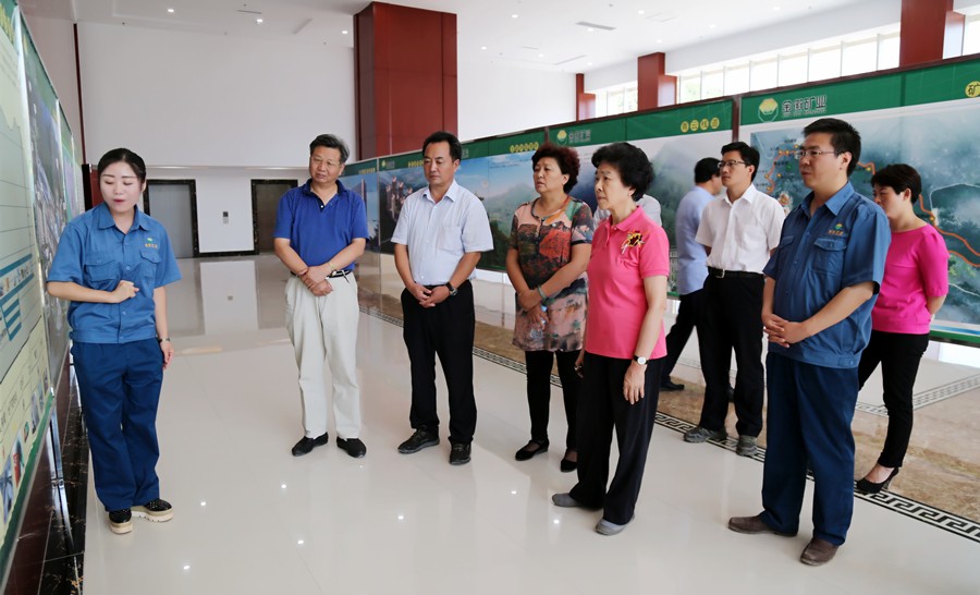 1-2015年8月，全國政協(xié)副主席、中國科學(xué)院院士王志珍一行蒞臨金徽股份調(diào)研。.jpg