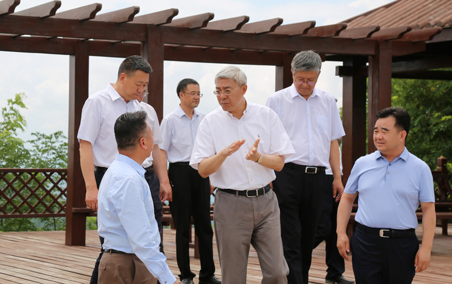 7-2021年7月，中共中央委員、時任甘肅省委書記尹弘蒞臨金徽股份調(diào)研指導(dǎo)防災(zāi)減災(zāi)和綠色礦山建設(shè)情況。.jpg