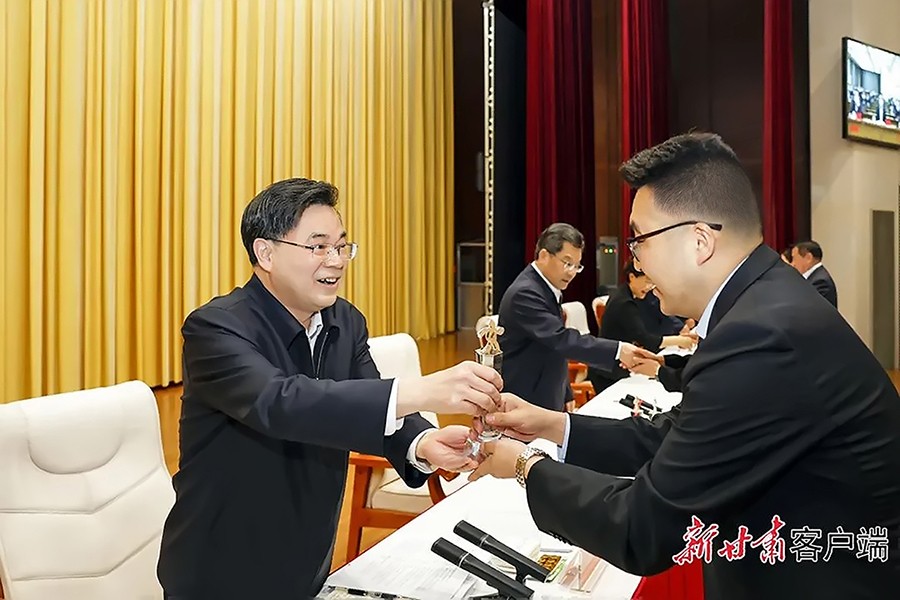 2-2023年5月，省委書記、省人大常委會主任胡昌升為金徽礦業(yè)旅游景區(qū)授“全省文化旅游發(fā)展突出貢獻(xiàn)集體獎”。.jpg