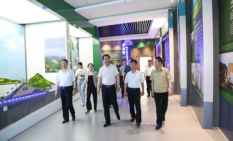 14-2021年6月，時任省委常委、省委統(tǒng)戰(zhàn)部部長馬廷禮蒞臨金徽股份調(diào)研。.jpg