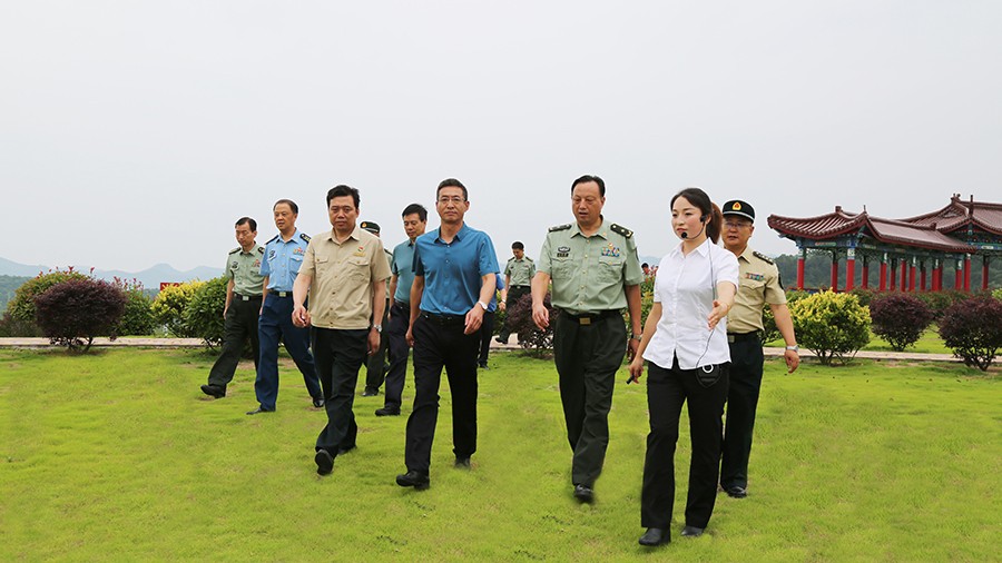 17-2020年7月，省委常委、省軍區(qū)司令員王文清蒞臨金徽股份調(diào)研企業(yè)編兵和綠色礦山建設(shè)工作是表示：金徽股份將民兵作為企業(yè)應(yīng)急救援力量的一員，充分發(fā)揮了民兵作用，立起了在企業(yè)編兵的標(biāo)桿。.jpg