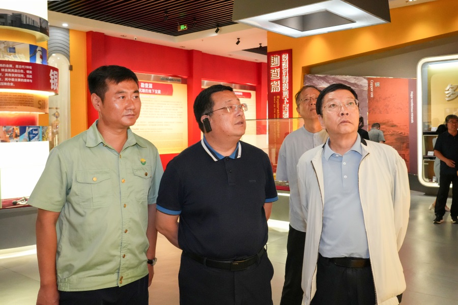 2024.06.23全國政協(xié)委員、 陜西省政協(xié)副主席、民建陜西省委會主委李忠民蒞臨金徽股份調(diào)研.jpg