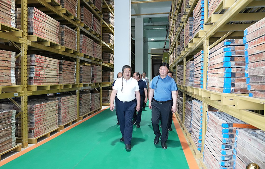 51-2022年6月，省農(nóng)業(yè)農(nóng)村廳一級巡視員朱寶瑩蒞臨金徽股份調(diào)研綠色礦山建設(shè)工作。.jpg