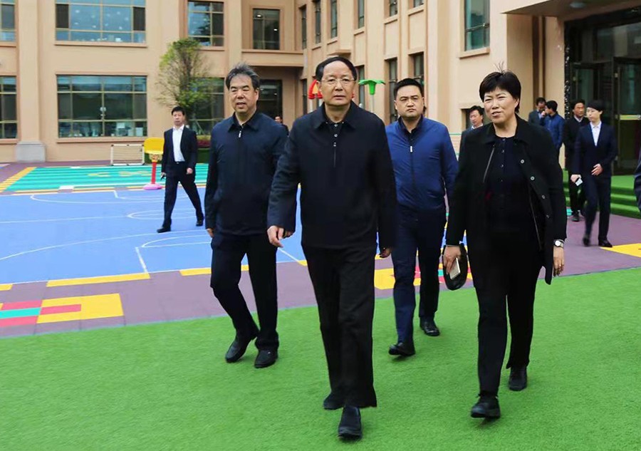 5.2018年4月，時任省政協(xié)主席、黨組書記歐陽堅蒞臨金徽企業(yè)視察-900.jpg
